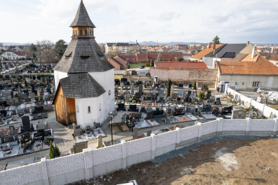 Stavba hřbitovní zdi pokračuje podle plánu